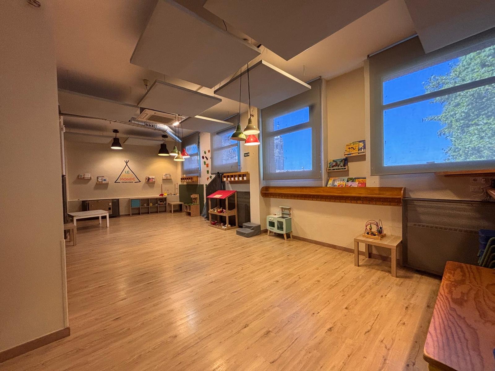 Sala amplia con luz natural y rincón de juego simbólico