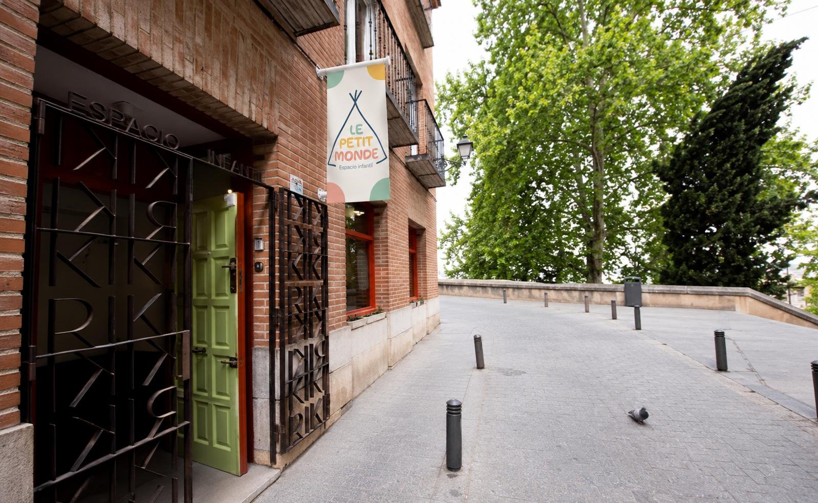 Entrada al centro con el cartel de Le Petit Monde