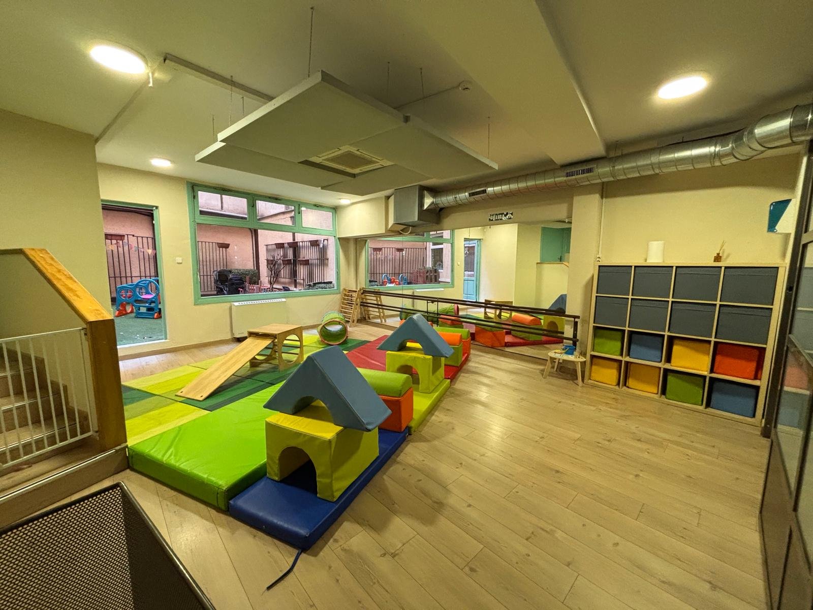 Sala de psicomotricidad con estantería de cubos de colores