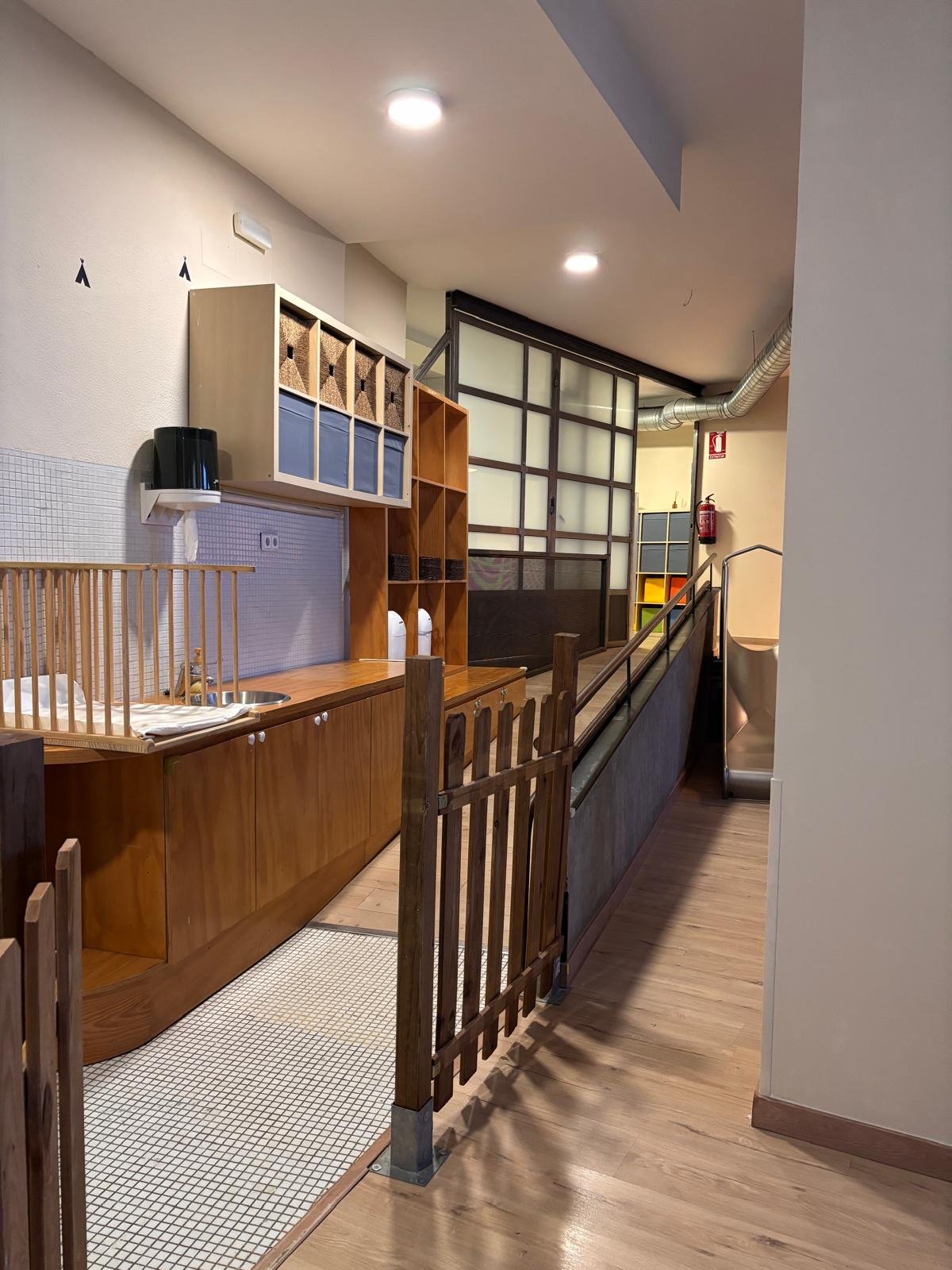 Zona de cocina con valla de madera