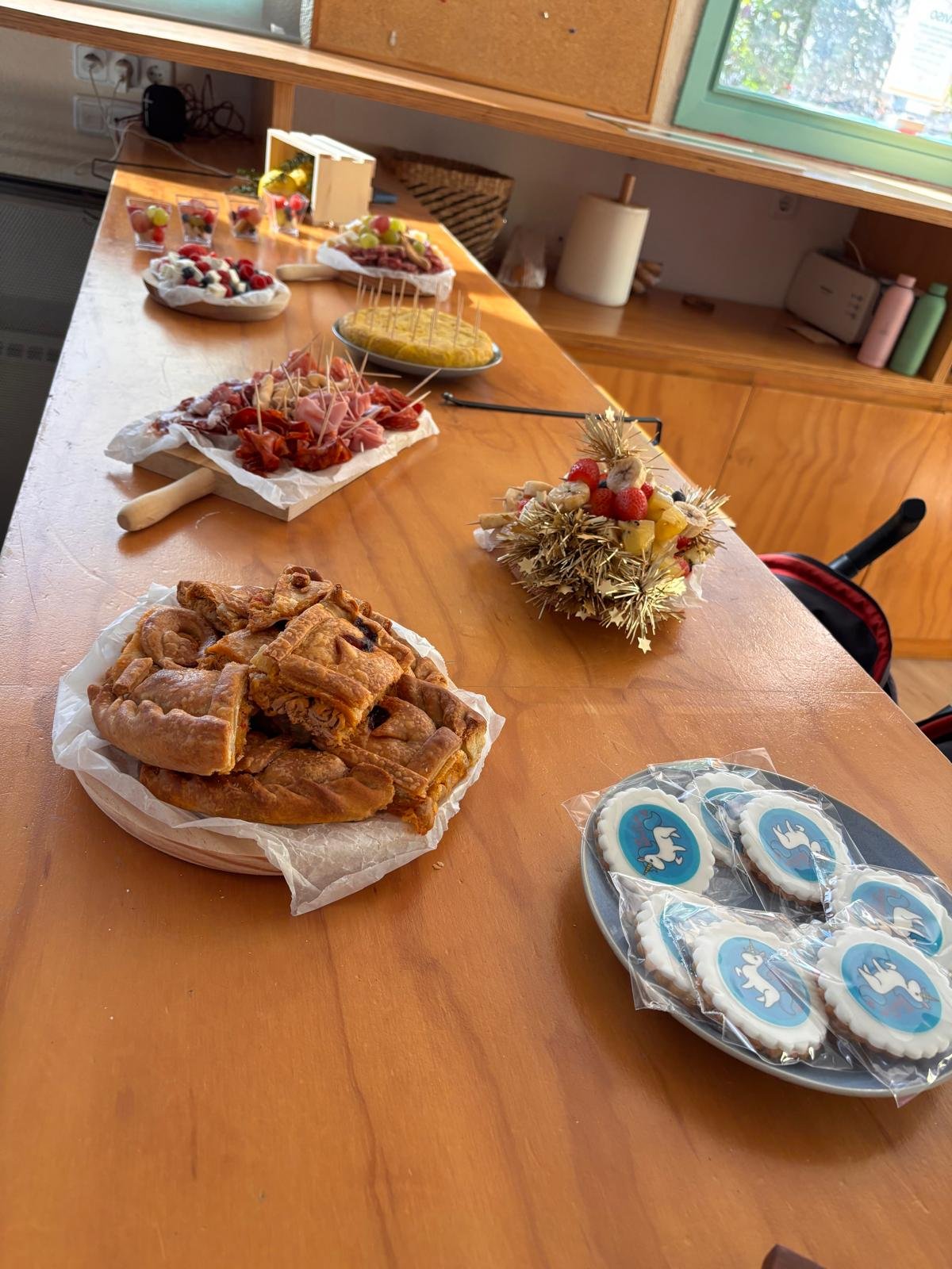 Barra con empanada, embutidos y galletas decoradas