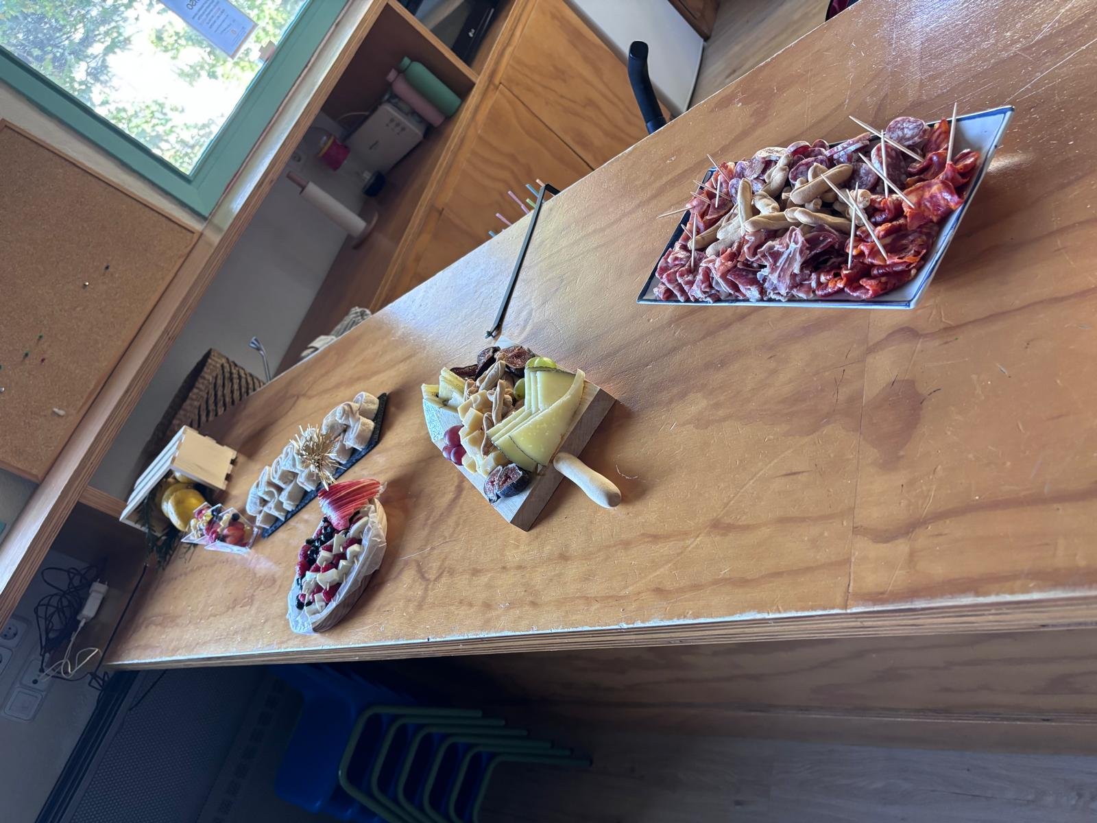 Bandejas de embutido, queso y fruta sobre la barra